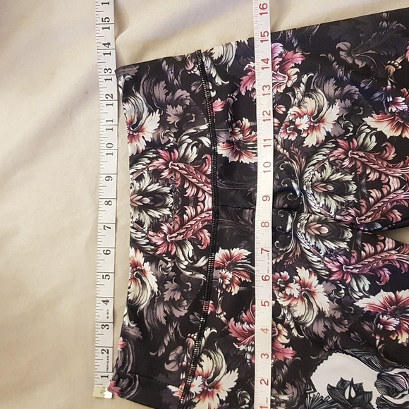 Womens Cropped leggings Floral Skeleton Print Sz Small Workout Activewear Yoga - Picture 8 of 12